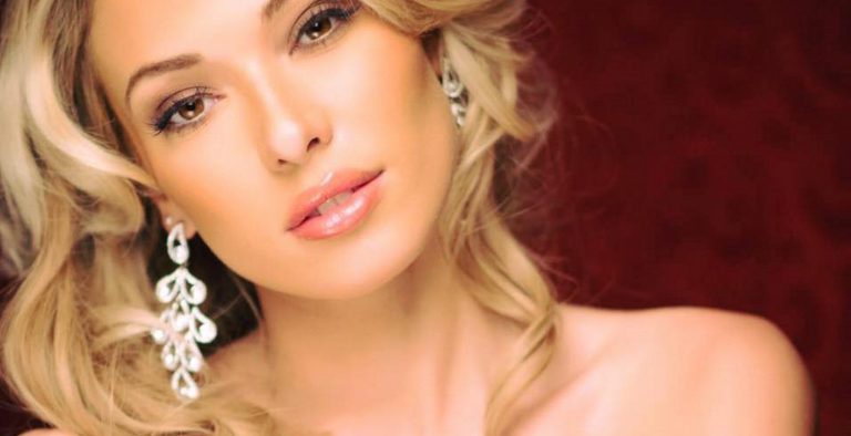 Το στήθος τής Ελληνίδας που τρέλανε όλο το μαγαζί!