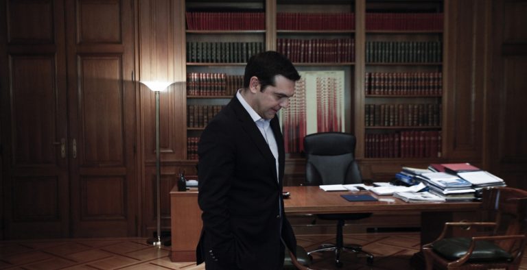 Στο Μαξίμου ακόμα “χωνεύουν” τη δημοσκόπηση της Public Issue…