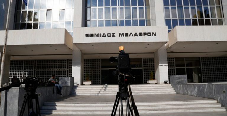 Αναφορά της συζύγου Στουρνάρα στην εισαγγελία του Αρείου Πάγου
