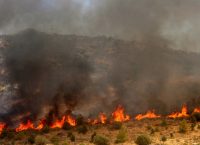 ΦΩΤΙΑ ΤΩΡΑ: Μαίνεται σε δύσβατη περιοχή η πυρκαγιά στη Ζάκυνθο