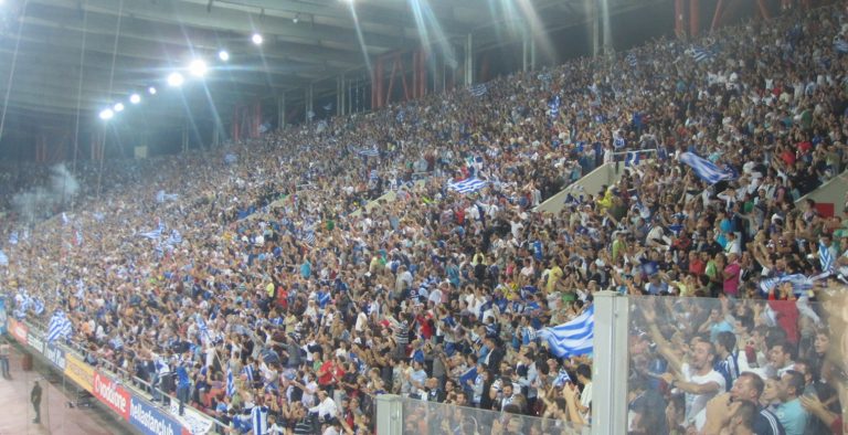 Ξύλο στα επίσημα στο Καραϊσκάκη και «ντου» σε δημοσιογράφους