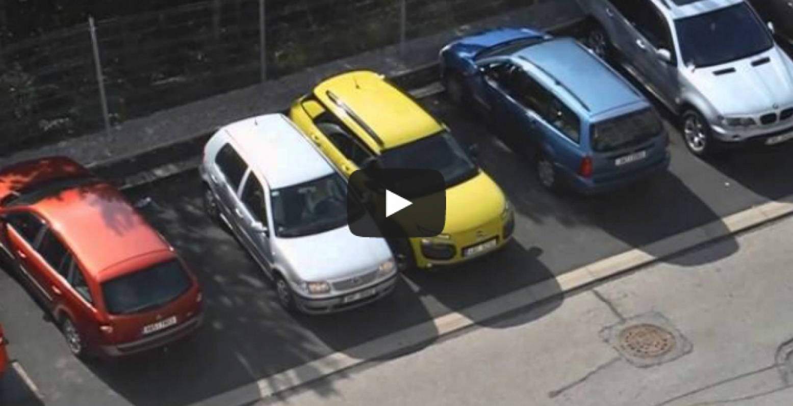 Προσπαθούσε να ξεπαρκάρει και τράκαρε 15 φορές! (video)