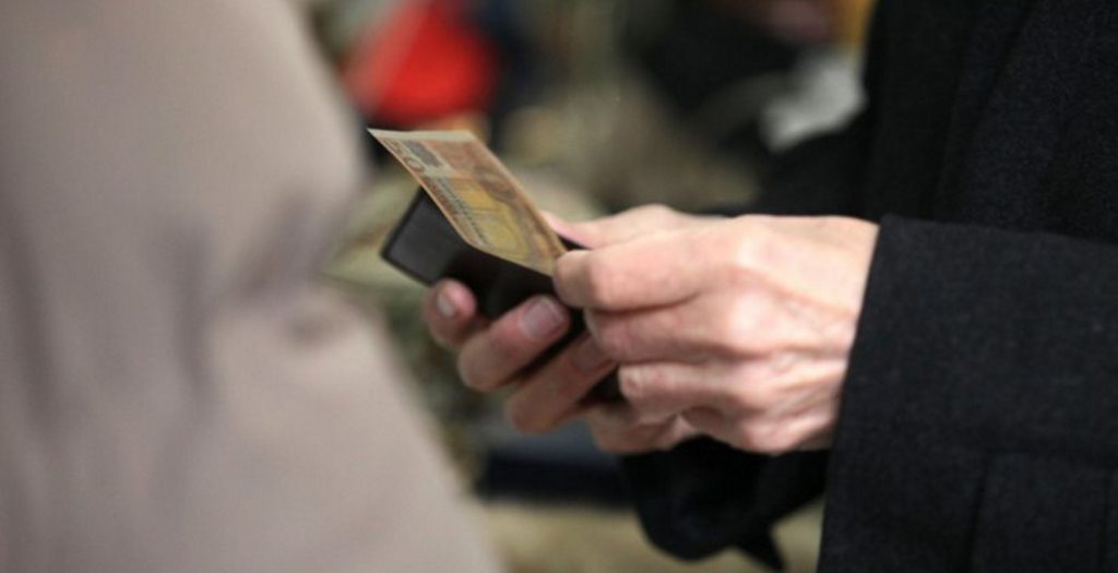 Eurostat: Μείωση του κατώτατου μισθού στην Ελλάδα κατά 14% από το 2008