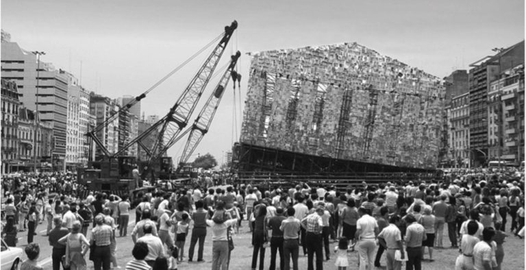Αντίγραφο του Παρθενώνα από 100.000… απαγορευμένα βιβλία!