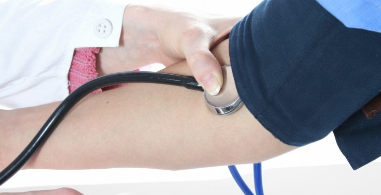 1,1 δισ. άνθρωποι με υπέρταση – Διπλασιάστηκε ο αριθμός σε 40 χρόνια