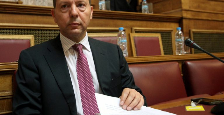 LIVE: Δείτε την κατάθεση του Γιάννη Στουρνάρα στην Εξεταστική για τα δάνεια κομμάτων και ΜΜΕ