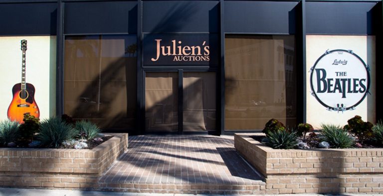 “Στο σφυρί” προσωπικά αντικείμενα ροκ ειδώλων