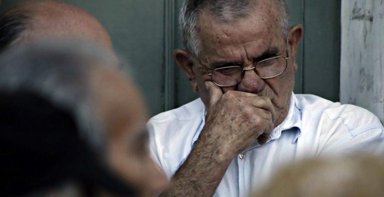 Συνταξιούχοι: Μετά το βοήθημα, “ψαλίδι” 50% στο ΕΚΑΣ
