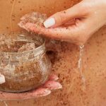 Φτιάξε μόνη σου το αγαπημένο body scrub της Τζ. Άλμπα!
