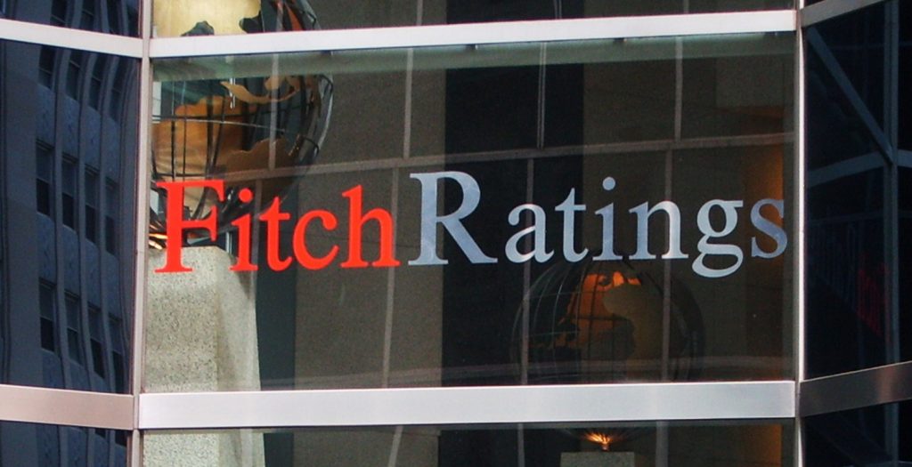 Fitch: Υψηλός ο κίνδυνος εκτροχιασμού του προγράμματος