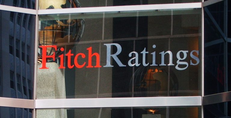 Fitch: Υψηλός ο κίνδυνος εκτροχιασμού του προγράμματος