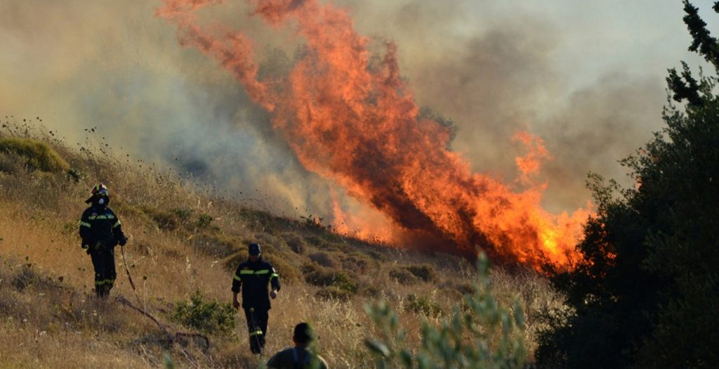 Φωτιά τώρα στον οικισμό Γαλότα στην περιοχή του Ισθμού