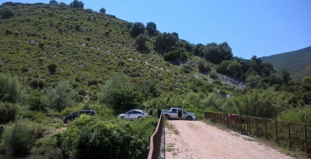 Τρίκαλα: Άντρας έδεσε το παιδί του στο αυτοκίνητο και το έσερνε στους δρόμους