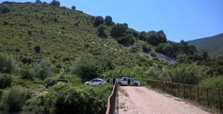 Τρίκαλα: Άντρας έδεσε το παιδί του στο αυτοκίνητο και το έσερνε στους δρόμους