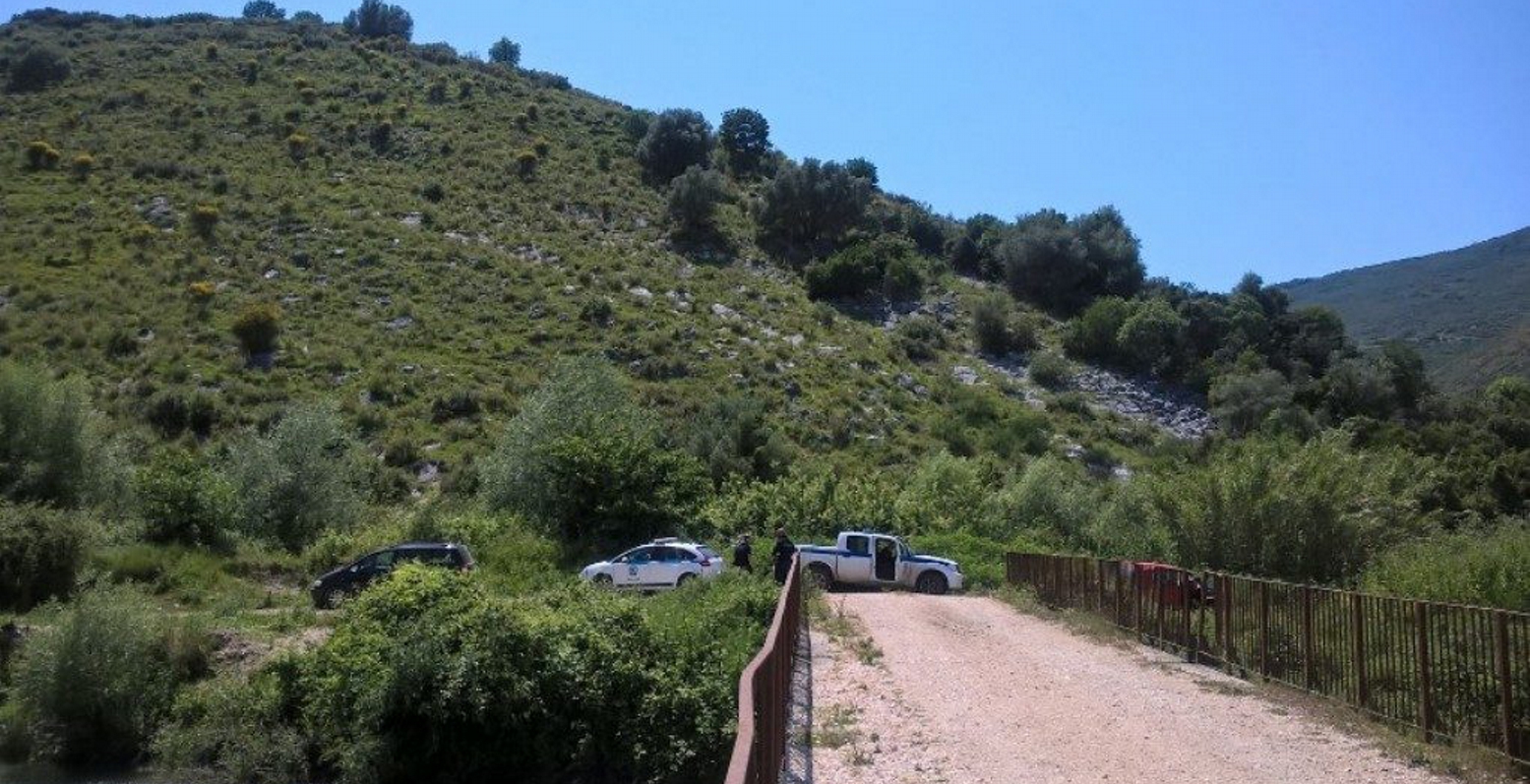Τρίκαλα: Άντρας έδεσε το παιδί του στο αυτοκίνητο και το έσερνε στους δρόμους