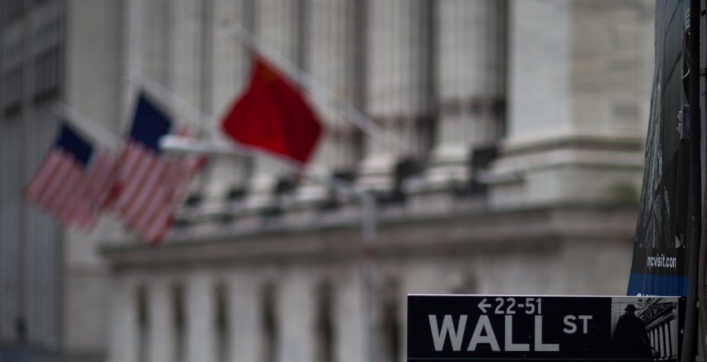 Οι ”φόβοι” Fed και Κίνας ρίχνουν τη Wall Street
