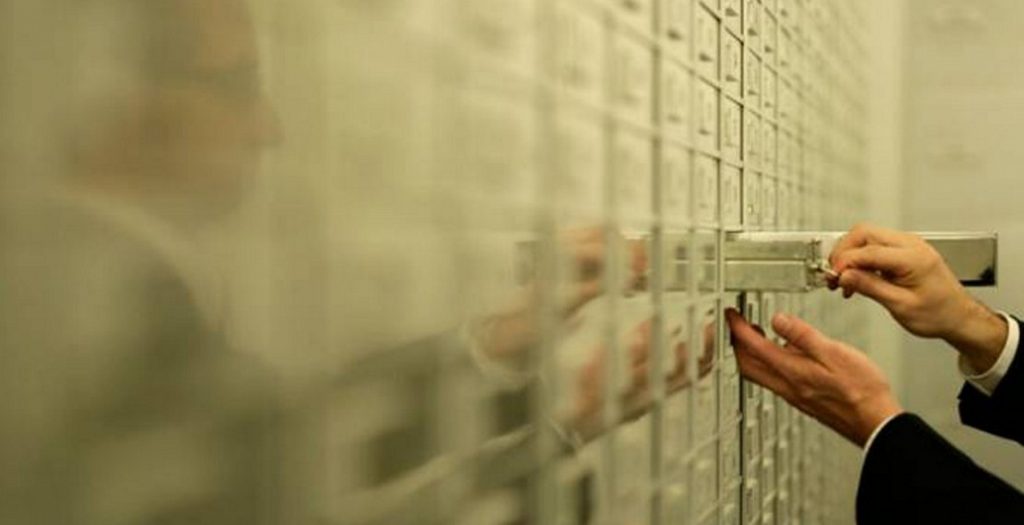Αδειάζουν και θυρίδες για χρέη στην εφορία