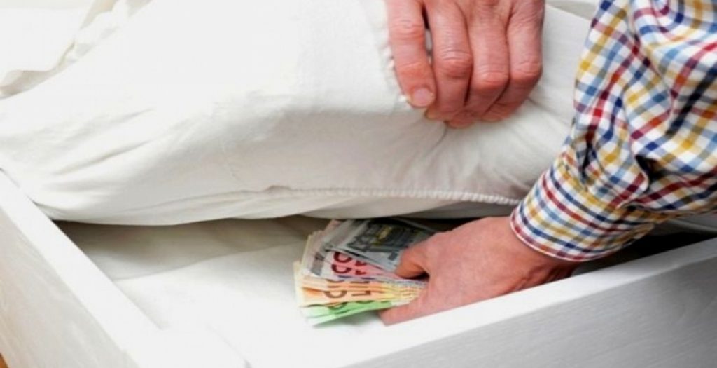 Ηλεκτρονικό “φακέλωμα”: Και τα λεφτά κάτω από το… στρώμα στη δήλωση πόθεν έσχες!