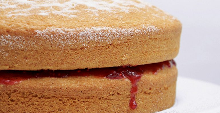 Κέικ βανίλιας γεμιστό με μαρμελάδα κεράσι