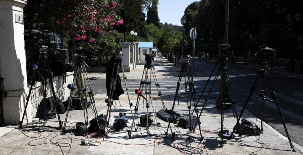 Πέντε μέρες μετά το ΦΕΚ το “μαύρο” στα κανάλια χωρίς άδεια