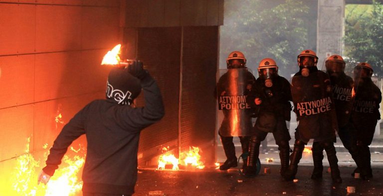 Εξάρχεια: Νέες επιθέσεις με μολότοφ και πέτρες