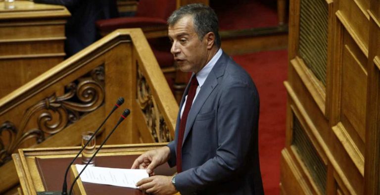 Σε πρόταση μομφής κατά του Ζουράρι καλεί ο Θεοδωράκης