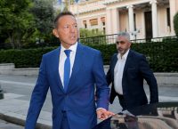 Νέο “καμπανάκι” Στουρνάρα για πιστωτική “ασφυξία”