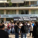 Πανό κατά του “μαύρου” στα κανάλια και στην Κουμουνδούρου