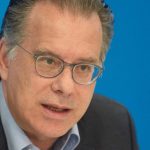 Κουμουτσάκος: Η χώρα χρειάζεται ανασχηματισμό πρωθυπουργού