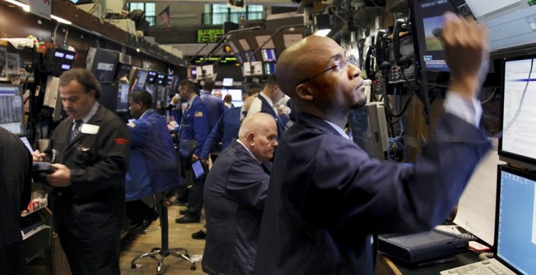 Στάση αναμονής στη Wall Street λόγω των μάκρο