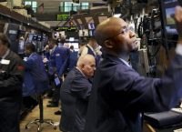 Υποχωρεί η Wall Street εν όψει της ομιλίας του Τραμπ