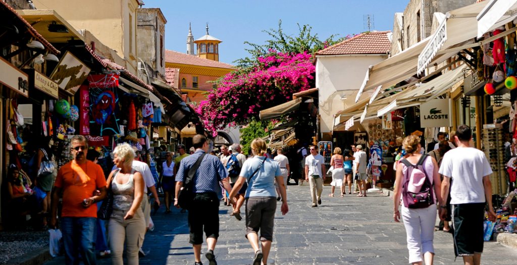 Handelsblatt: Οι πυρκαγιές δεν επηρεάζουν τον τουρισμό στην Ελλάδα