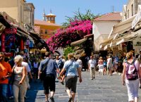 Handelsblatt: Οι πυρκαγιές δεν επηρεάζουν τον τουρισμό στην Ελλάδα