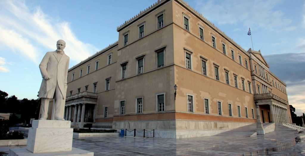 Προσαγωγή υπαλλήλου της Βουλής για εξύβριση αστυνομικού