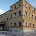 Προσαγωγή υπαλλήλου της Βουλής για εξύβριση αστυνομικού