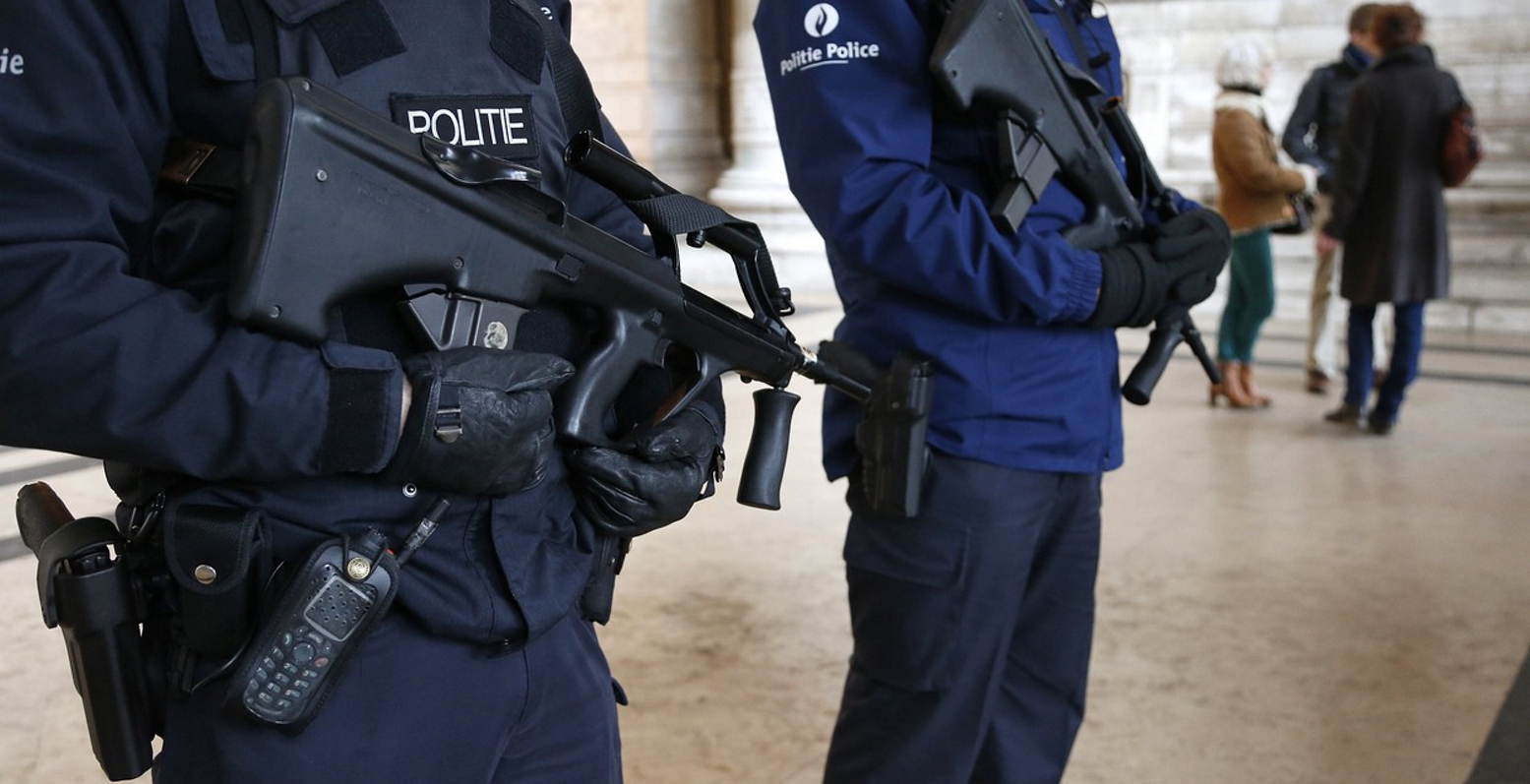 Αστυνομική επιχείρηση στις Βρυξέλλες: Ένοπλος “ταμπουρώθηκε” σε κτήριο (pics & vid)