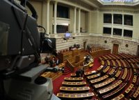 Συντάξεις: Αντιπαράθεση στη Βουλή για την περικοπή των συντάξεων