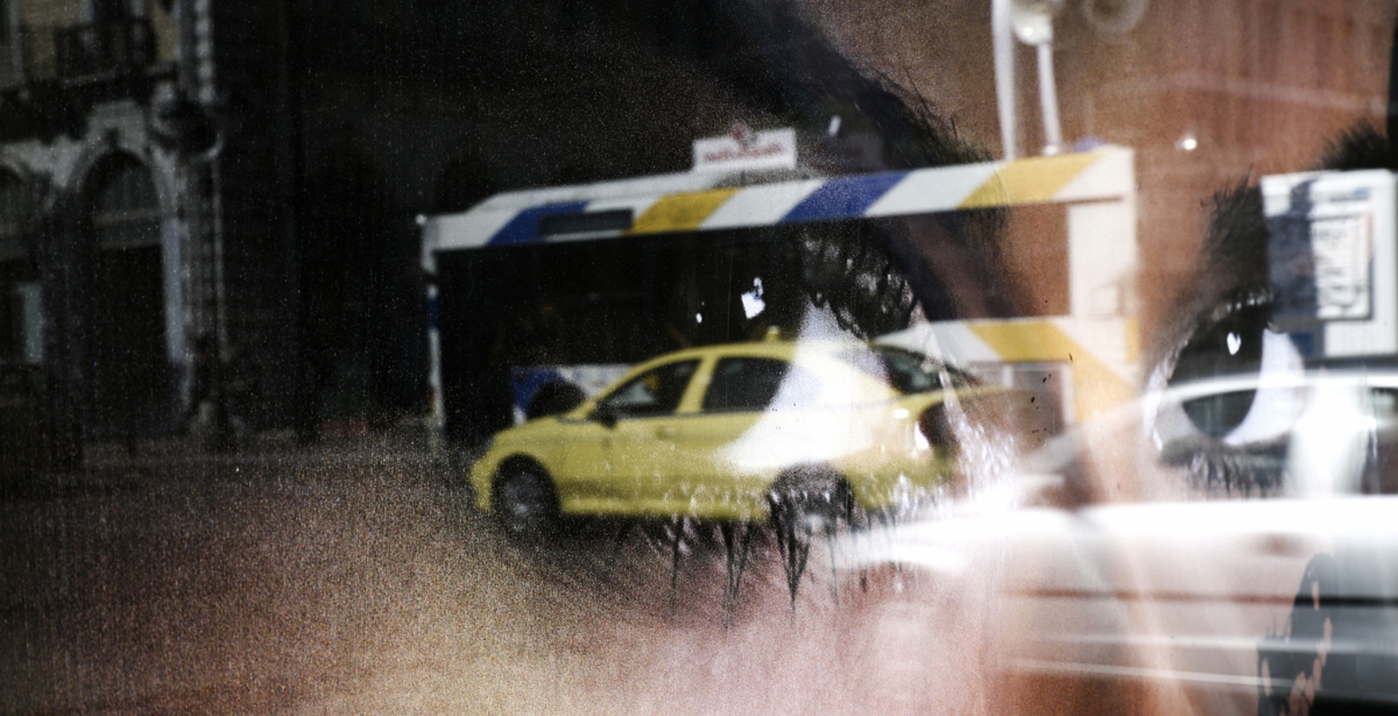 Γυναίκα έδειρε ταξιτζή που την αποκάλεσε “λάντζα” (video)