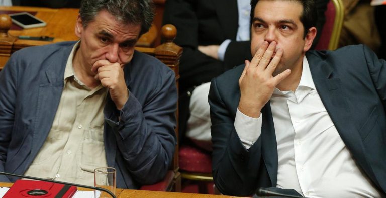 Χαμένοι στη μετάφραση: Ο Τσίπρας ανεμίζει “κόκκινα πανιά”, ο Τσακαλώτος ζητεί “έντιμο συμβιβασμό”