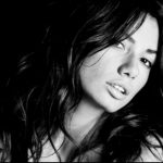 Ελληνίδα πανελίστρια χωρίς σουτιέν και ερεθισμένη!