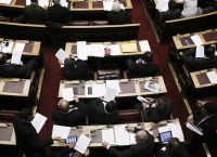 Live: Σύγκρουση κυβέρνησης-αντιπολίτευσης στη Βουλή για τα προαπαιτούμενα
