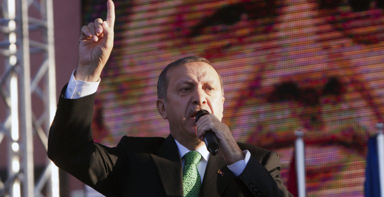 Απειλεί με εκλογές ο Ερντογάν, αν δεν περάσει η συνταγματική αναθεώρηση