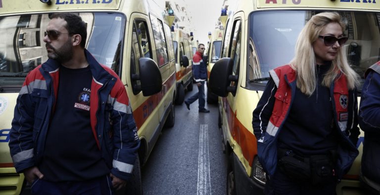 Διαμαρτυρία των εργαζομένων του ΕΚΑΒ έξω από τη Βουλή