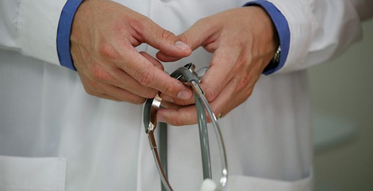 Θεσσαλονίκη: Στους δρόμους για τις απολύσεις επικουρικών ιατρών