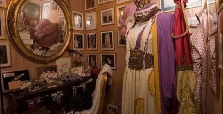Μεταφορά και συντήρηση των συλλογών του Θεατρικού Μουσείου