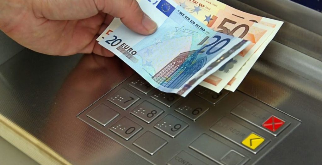 Capital Controls: Αυξάνεται στις 4.000 με 5.000 ευρώ το όριο ανάληψης μετρητών