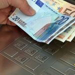 Capital Controls: Αυξάνεται στις 4.000 με 5.000 ευρώ το όριο ανάληψης μετρητών
