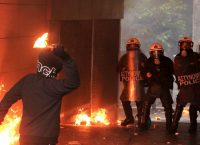 Επεισόδια στα Εξάρχεια: Επίθεση με μολότοφ στα ΜΑΤ