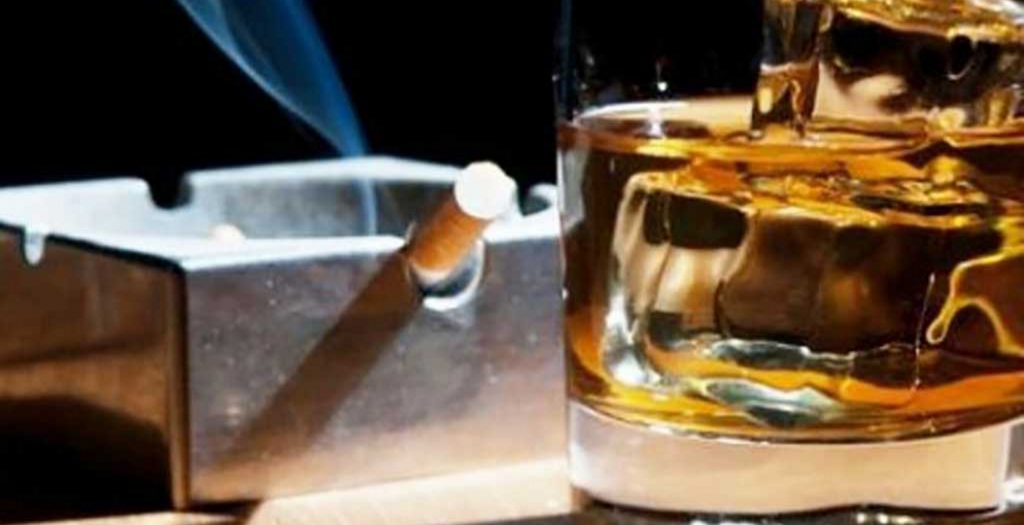 Κάπνισμα και αλκοόλ έρευνα: Η καθημερινή τους χρήση γερνάει τον εγκέφαλο