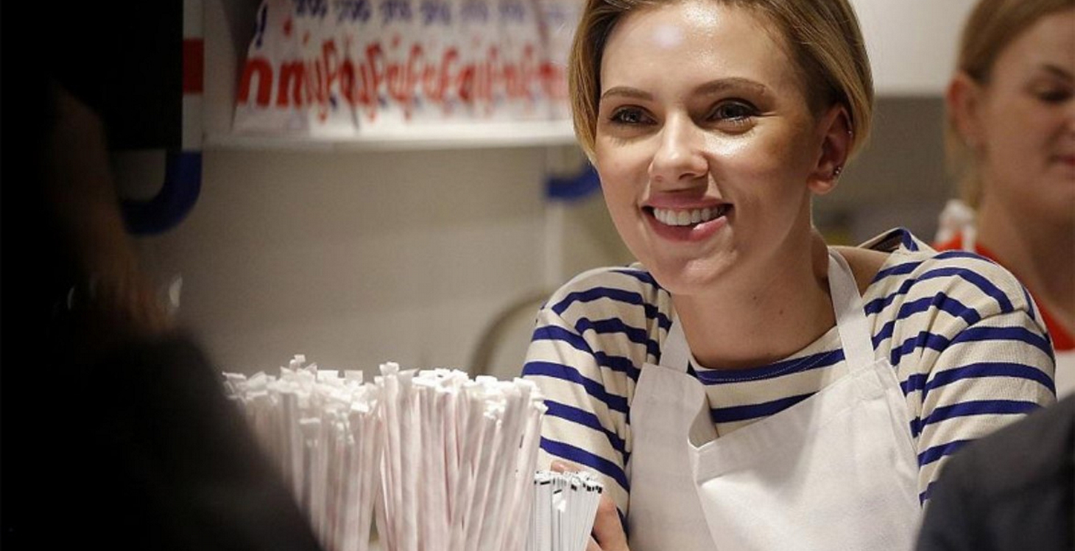 Σκ. Γιόχανσον: Πουλούσε ποπ κορν στα εγκαίνια του μαγαζιού της (pics)